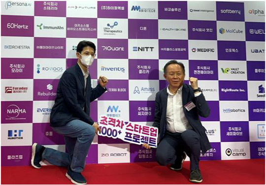김진기(오른쪽) 엠투엠테크 대표가 엘리베이터 탑승을 통한 로봇배송 서비스 협력사업을 진행하는 오원석 KT 차장과 중소벤터기업부 '초격차 스타트업 1000+ 프로젝트' 지원 기업으로 선정된 후 기념촬영을 하고 있다.